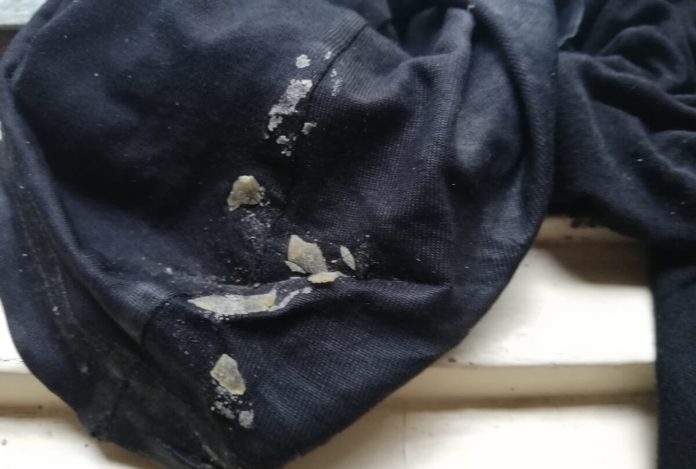 Cera di candela solidificata da rimuovere da tessuto