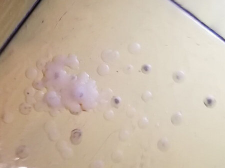 Cera di candela solidificata su pavimento di ceramica