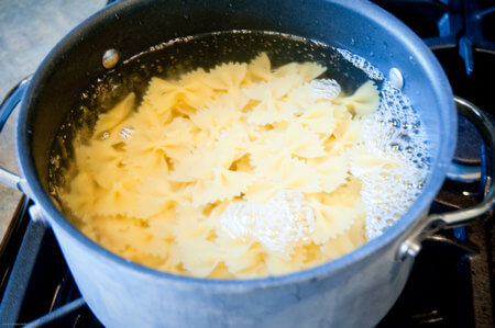 Come cuocere in acqua bollente la pasta da fare in insalata