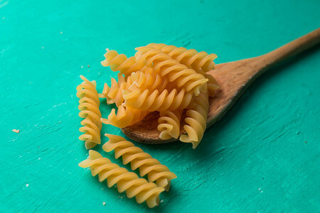 Fusilli trafilati al brozo crudi e cucchiaio di legno