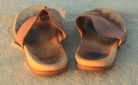 Impronte dei piedi impresse sui plantari dei sandali