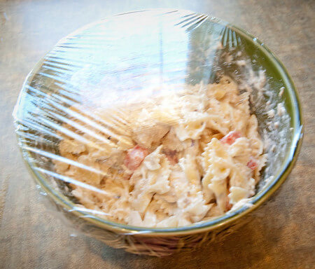 Pasta fredda avanzata conservata in ciotola ricoperta con pellicola da cucina