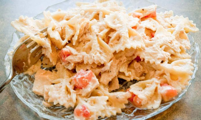 Pasta fredda condita con calsa tonnata e pomodori Pasta fredda con crema di tonno e pomodori