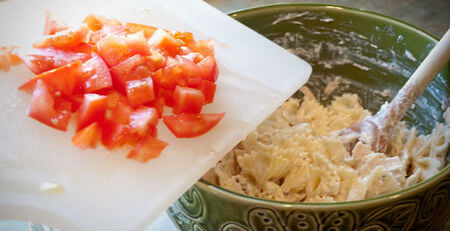 Come unire i pomodori a dadini alla pasta tonnata