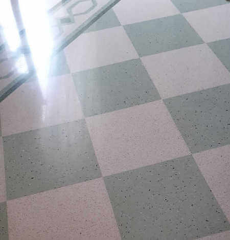Pavimento in marmo a quadri bianchi e verdi
