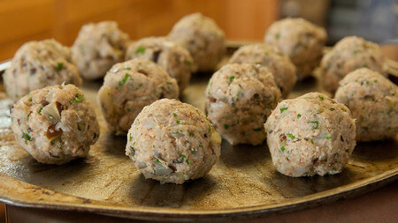 Aspetto delle polpette tonde crude da impanare