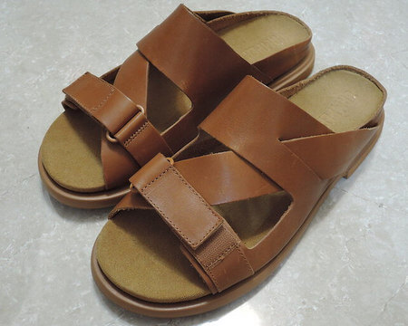 Sandali unisex in cuoio puliti