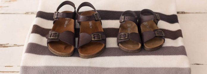 Sandali in pelle liscia e scamosciata puliti su plaid in pile