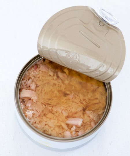 Tonno a pezzetti conservato in olio di oliva nella scatoletta aperta