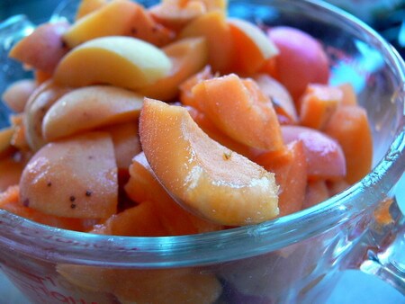 Ciotola contenente albicocche crude tagliate a spicchi