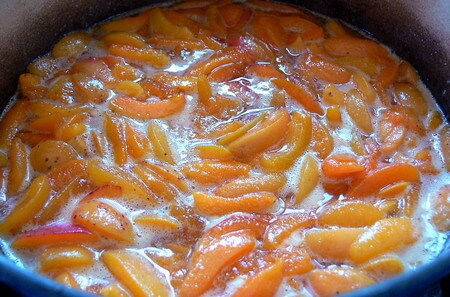 Cottura di albicocche e zucchero con schiuma affiorante in superficien