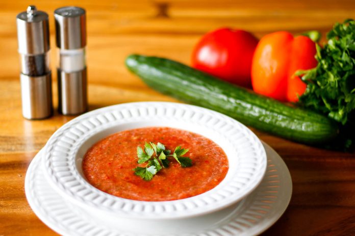 Gazpacho andaluso nel piatto fondo
