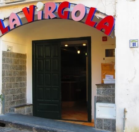 Ingresso del pub La Virgola a Ischia Ponte