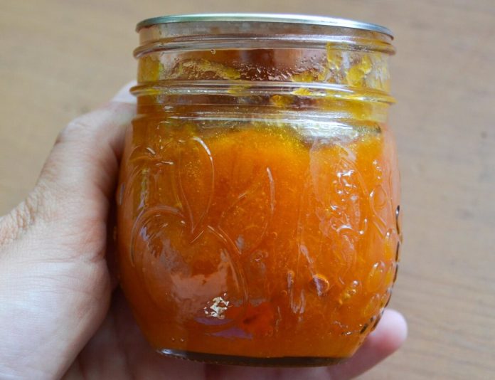 Marmellata di albicocche della nonna fatta senza Fruttapec nel vasetto