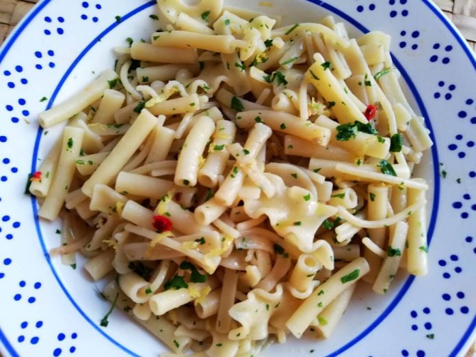 Pasta mista condita con acqua di cozze, acciughe salate e prezzemolo alla procidata Pasta all'acqua di cozze con alici e prezzemolo light