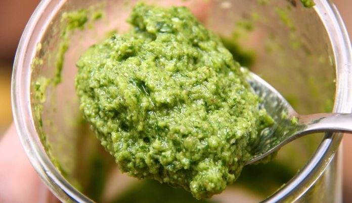 Pesto di zucchine nel cucchiaio