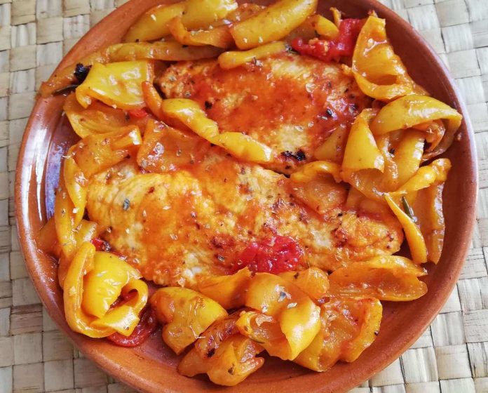 Piatto con dentro fette di petto di pollo con peperoni light Fette di petto di pollo con peperoni light nel piatto