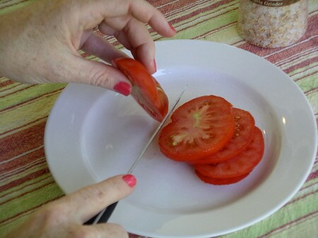 Come tagliare un pomodoro da indalata a fette spesse 1/2 cm