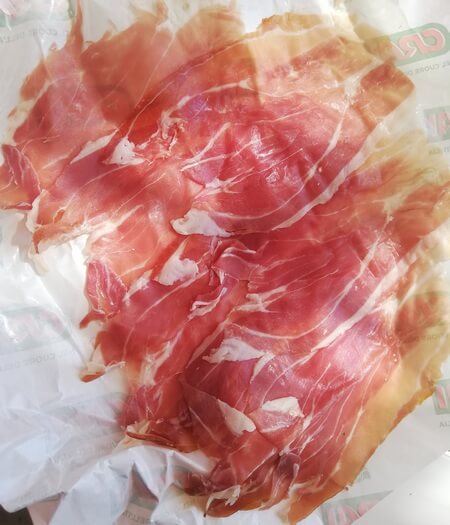 Fette di prosciutto crudo San Daniele con un po' di grasso