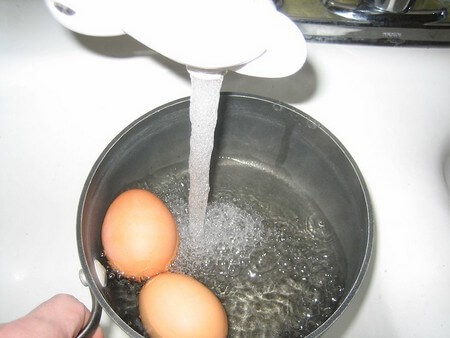 Uova sode in acqua corrente fredda