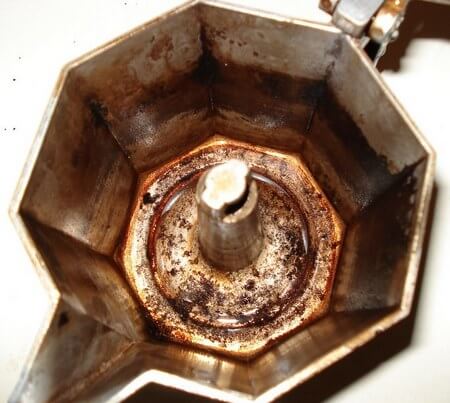 Incrostazioni di caffè all'interno della moka