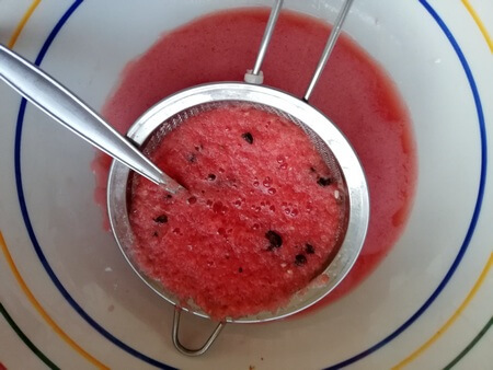 Come filtrare il frullato di anguria al colino