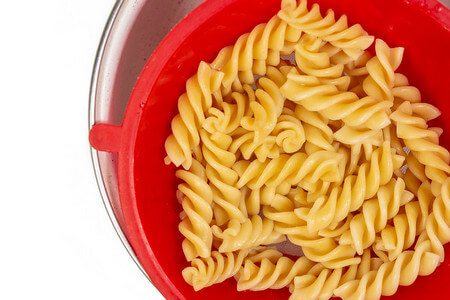 Fusilli scolati in colino sistemato su ciotola