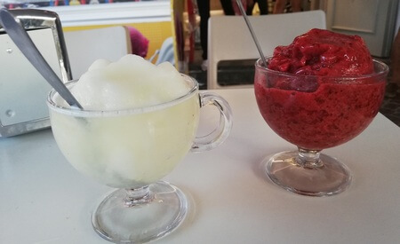 Granita di limone e granita di frutti di bosco del bar Grottino di Procida