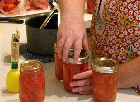 Come chiudere i pelati nei vasi di conservazione