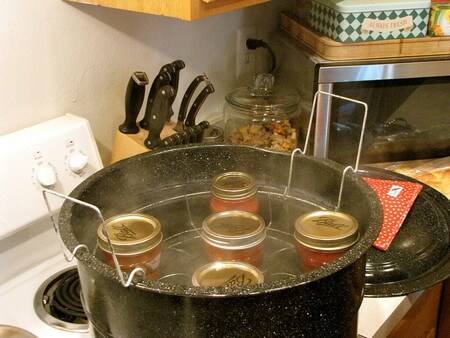 Pastorizzazione casalinga dei pelati in acqua bollente