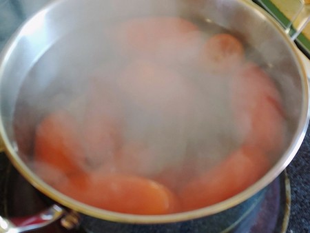 Pomodori lunghi sbianchiti in acqua bollente