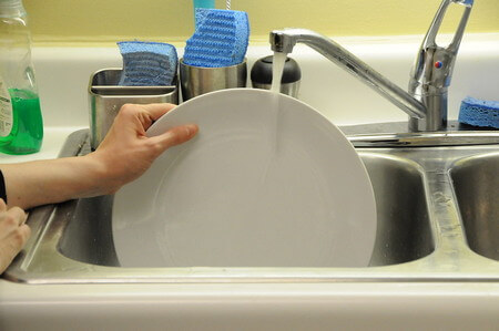 Come sciacquare un piatto con acqua corrente dopo il lavaggio