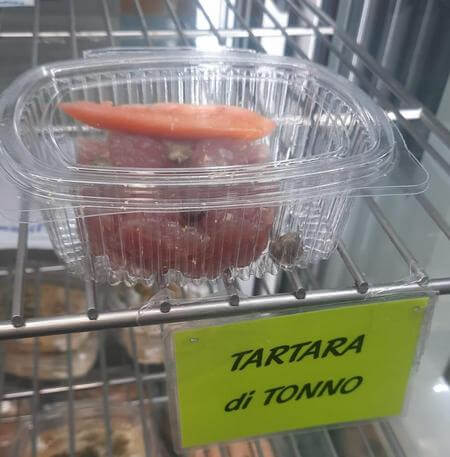 Tartara di tonno in vaschetta da asporto