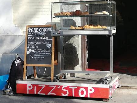 Vetrinetta espositiva dello street food di Pizz'stop