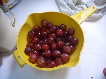 Acini di uva lavati messi a scolare nel colapasta