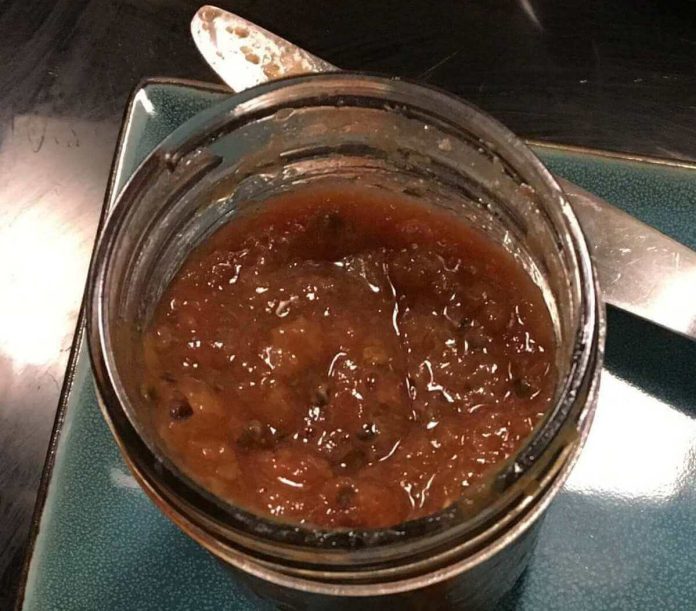 Marmellata di fichi d'India della nonna fatta in casa nel vasetto