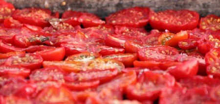 Pomodori all'inizio dell' essiccazione al sole
