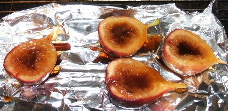 Fichi su foglio di alluminio messi a seccare nel forno