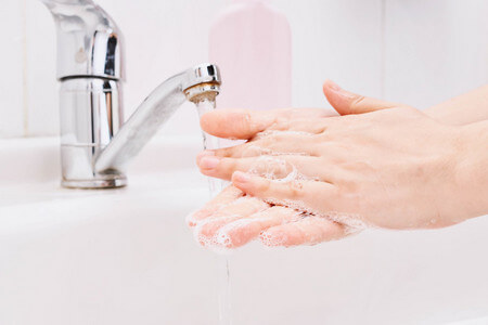 Mani femminili sottoposte a lavaggio con acqua e sapone