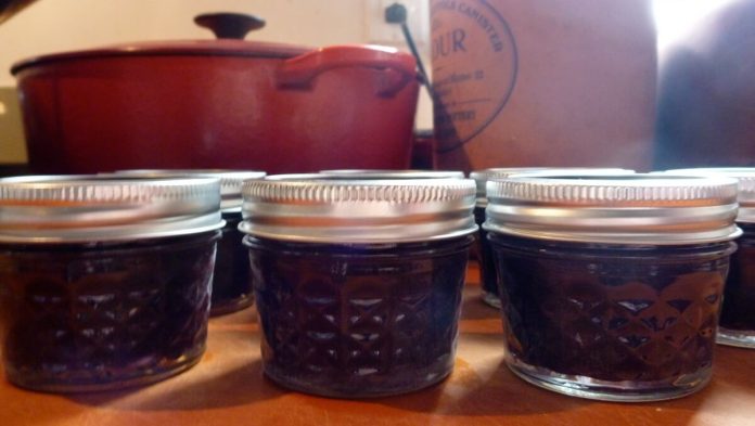 Marmellata di uva senza zucchero e Fruttapec invasata in barattoli di vetro