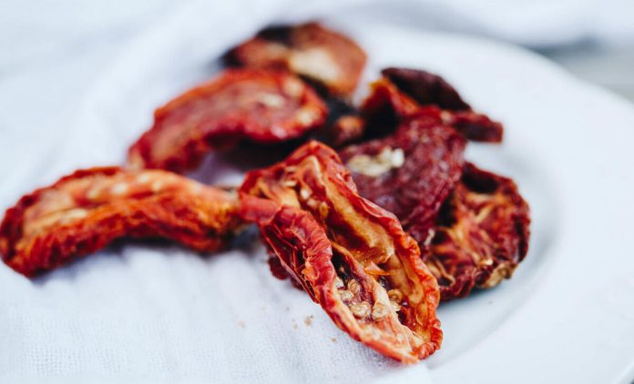 Pomodori fatti seccare al sole perfettamente disidratati Pomodori essiccati al sole naturalmente