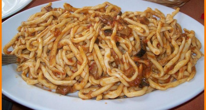 Golosa pasta con funghi porcini freschi e melanzane Strozzapreti conditi con porcini e melanzane