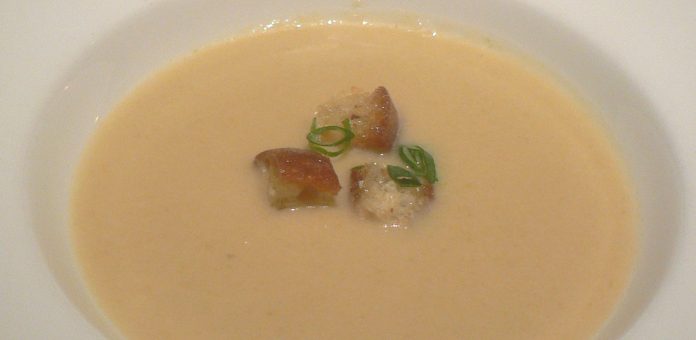 Gustosa e leggera vellutata di cipollotti appena fatta Vellutata di cipollotti con crostini abbrustoliti