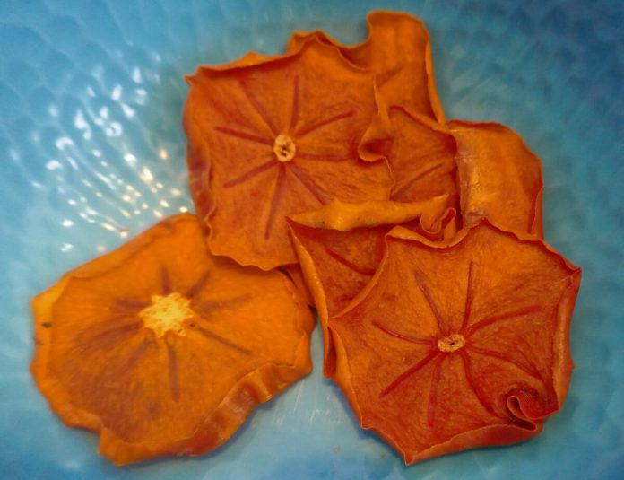 Cachi secchi in ciotola di ceramica