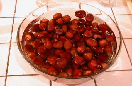 Castagne crude a bagno in acqua fredda