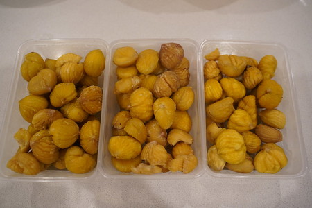 Vaschette di lastica contenenti castagne cotte e sbucciate
