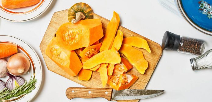 Bucce, semi e polpa della zucca di possono magiare e fanno bene Bucce, polpa e semi di zucca commestibili e salutari su tagliere
