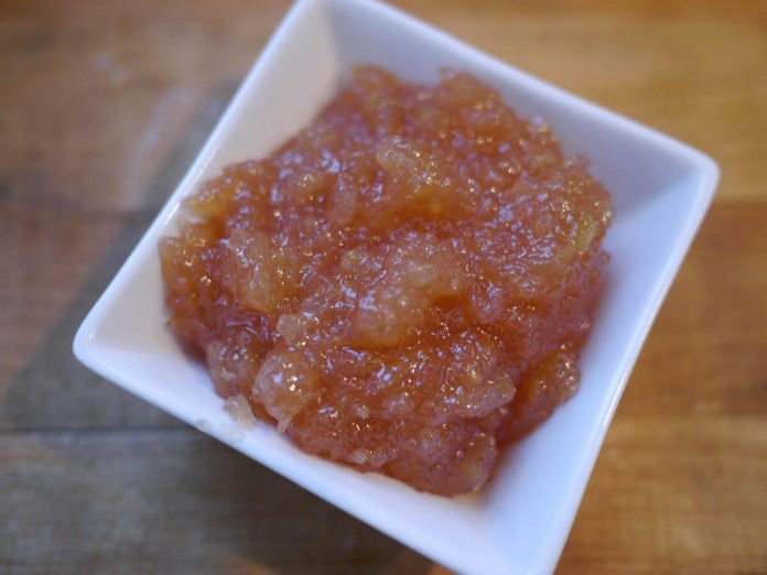 Confettura di mele cotogne in ciotola di ceramica