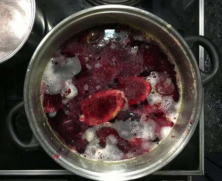 Confettura di fichi d'india in cottura con schiuma affiorante in superficie