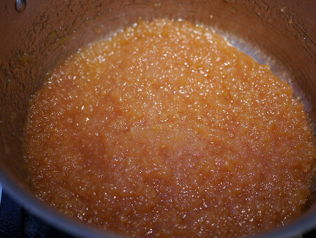 Confettura di mele cotogne verso la fine della cottura